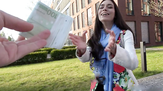 Симпотная девушка готова на все ради пару сотен евро - даже на секс