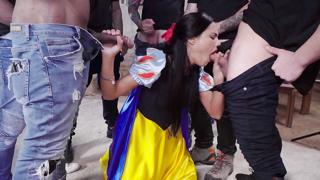 Толпа парней накормили милую Белоснежку своими грязными болтами