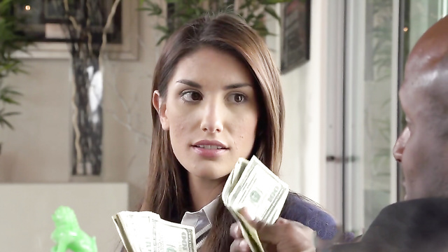 За хорошие деньги красотка запросто готова отдаться даже такому здоровому негру