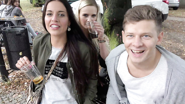 Парни из Чехии с легкостью обменялись своими пьяными подружками