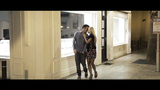 Романтический ужин плавно перешел в красивый секс прямо на улице