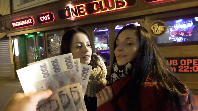 Хитрая девушка оставила свою подругу ради заманчивого предложения потрахаться за деньги