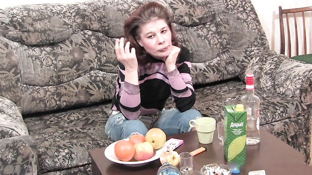 Пьяная зрелая русская женщина сама напросилась на секс с молодым парнем