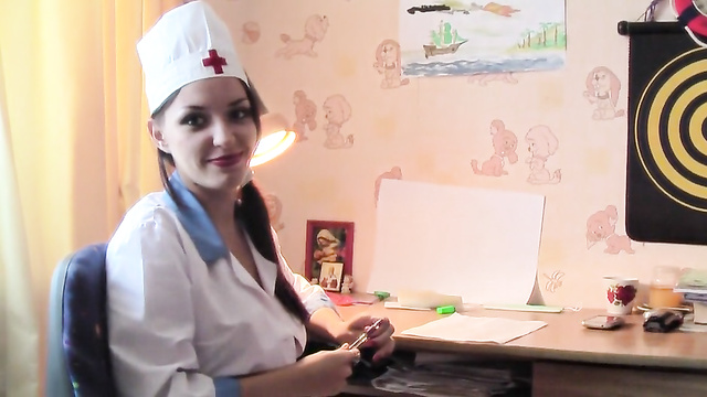 Русские муж и жена играют в ролевые игры медсестры и пациента