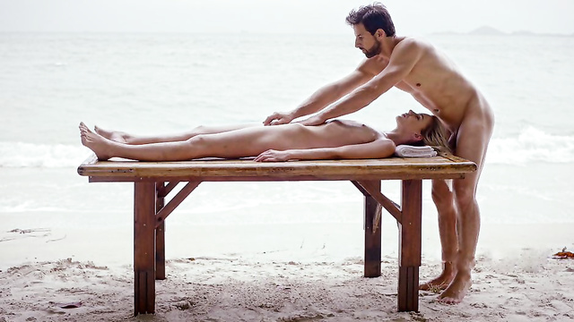 Массажист нежно довел до оргазма молодую красотку прямо на берегу океана