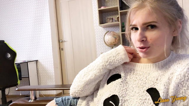 Скромная блондинка сосет член парня во время просмотра любимого фильма