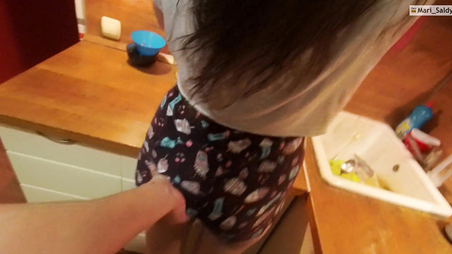 Соседка заглянула в гости к соседу за анальным сексом на кухне