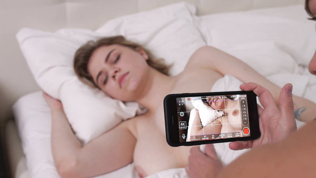 Красавчик разбудил и трахнул блондинку с большой натуральной грудью