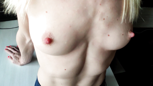 Блондинка с маленькими титьками дает парню по лапать себя и жестко трахнуть