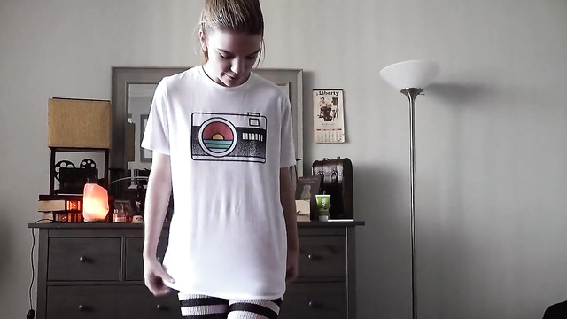 Зашла к сводному брату без трусиков, и показала красивую киску