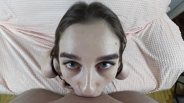 Королевский глубокий минет - женщина сосет большой член от первого лица