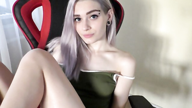 Девушка раздвигает задницу для анального секса