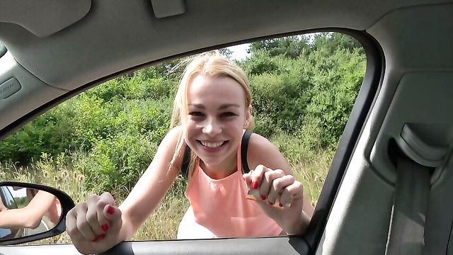 Подобрал шалаву на трассе и трахнул в машине со спермой в рот