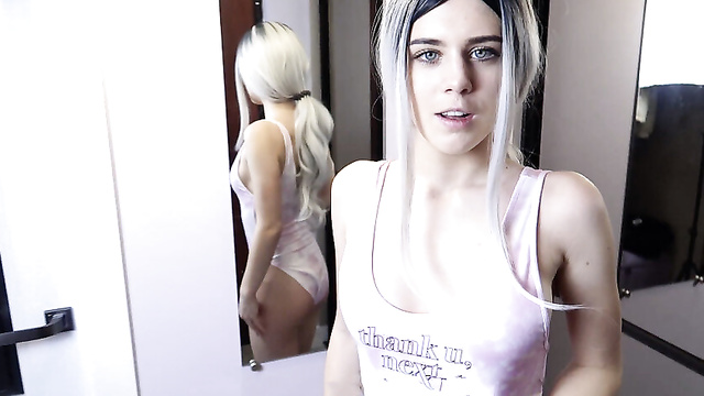 Вышла из ситуации и предложила доставщику оплату за пиццу сексом