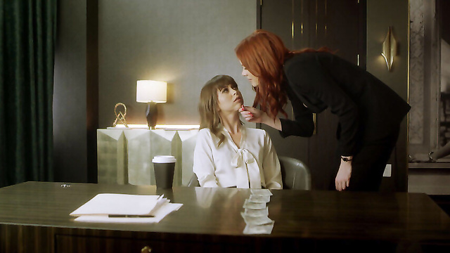 Милфа-начальница захотела, чтобы новая работница занялась сексом на собеседовании