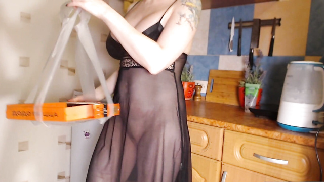 Неверная жена постоянно хочет секса и всегда встречает курьеров в таком виде